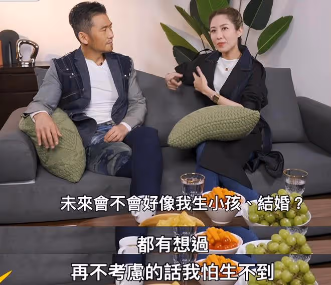 53歲港星改口稱暫不結婚!與山東女友交往多年,曾怕年紀大生不出