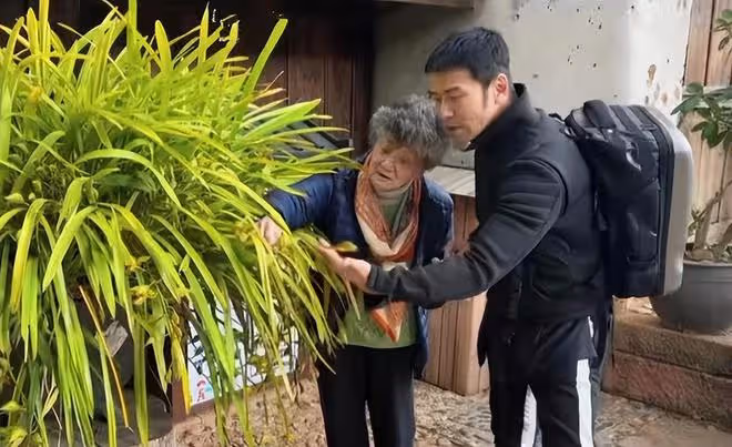 53歲港星改口稱暫不結婚!與山東女友交往多年,曾怕年紀大生不出