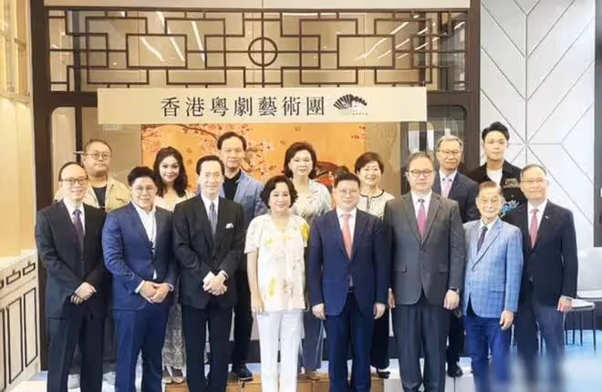 賭王二三房罕同框！陳婉珍辦劇團3子女捧場，何超瓊何超鳳到賀
