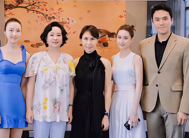 賭王二三房罕同框！陳婉珍辦劇團3子女捧場，何超瓊何超鳳到賀