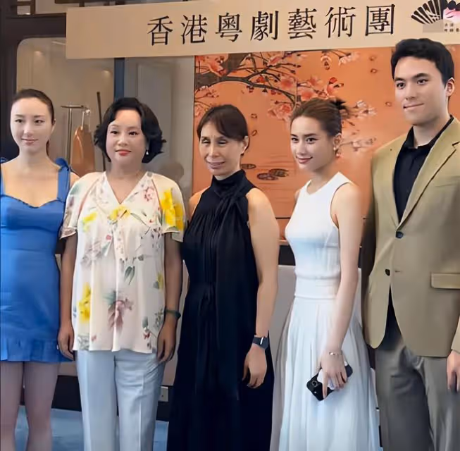 賭王二三房罕同框！陳婉珍辦劇團3子女捧場，何超瓊何超鳳到賀