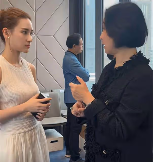 賭王二三房罕同框!陳婉珍辦劇團3子女捧場,何超瓊何超鳳到賀