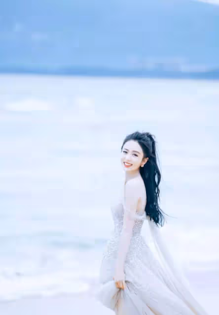 佟麗婭海邊漫步,身穿銀色閃亮紗裙顯曼妙身姿,如銀河飄落的仙女