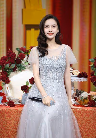 佟麗婭海邊漫步,身穿銀色閃亮紗裙顯曼妙身姿,如銀河飄落的仙女