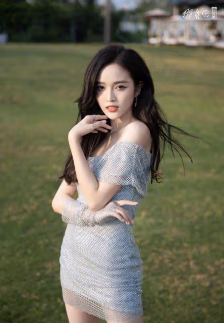 佟麗婭海邊漫步，身穿銀色閃亮紗裙顯曼妙身姿，如銀河飄落的仙女