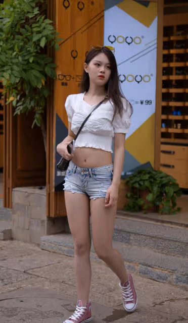 低腰牛仔短褲顯矮？搭配短款上衣，顯高顯瘦還顯身姿曼妙