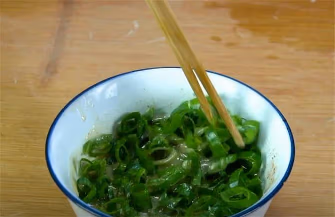 烙餅起層有訣竅,學會這個秘訣,簡單又柔軟,40秒就出鍋