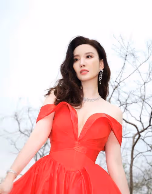 「張萌驚艷亮相!深V抹身材紅裙曼妙身材讓人看呆,顏值簡直絕了!「