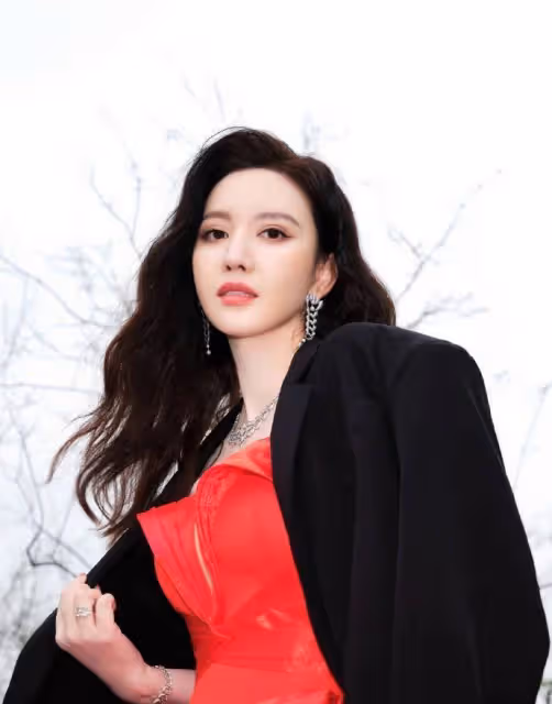 「張萌驚艷亮相!深V抹身材紅裙曼妙身材讓人看呆,顏值簡直絕了!「