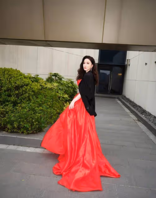 「張萌驚艷亮相!深V抹身材紅裙曼妙身材讓人看呆,顏值簡直絕了!「