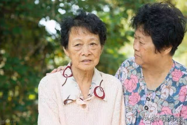 給兒子還七年房貸,偶遇親家逛街說說笑笑,我決定留錢自用