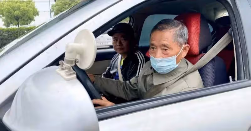 大爺驅車400公里給孫子慶生，剛到家被孫子勸走：爺爺你來沒肉吃