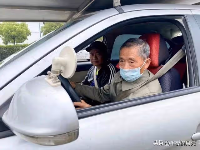 大爺驅車400公里給孫子慶生,剛到家被孫子勸走:爺爺你來沒肉吃