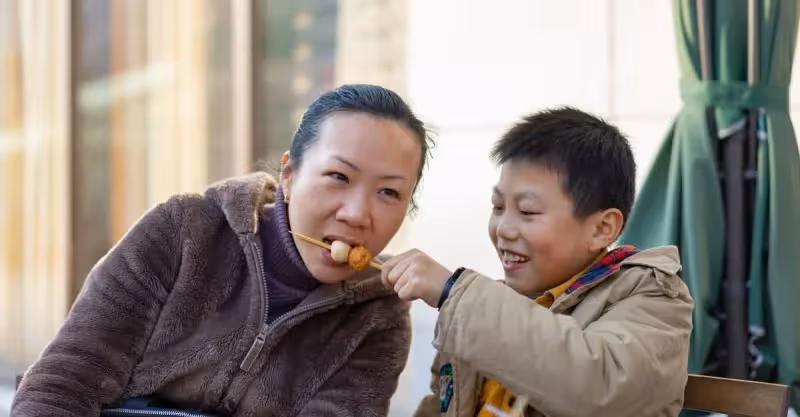幫兒子帶娃4年，當兒媳給了我8萬辛苦費後，我從此沒了親人和兒子
