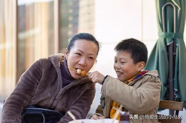 幫兒子帶娃4年,當兒媳給了我8萬辛苦費後,我從此沒了親人和兒子