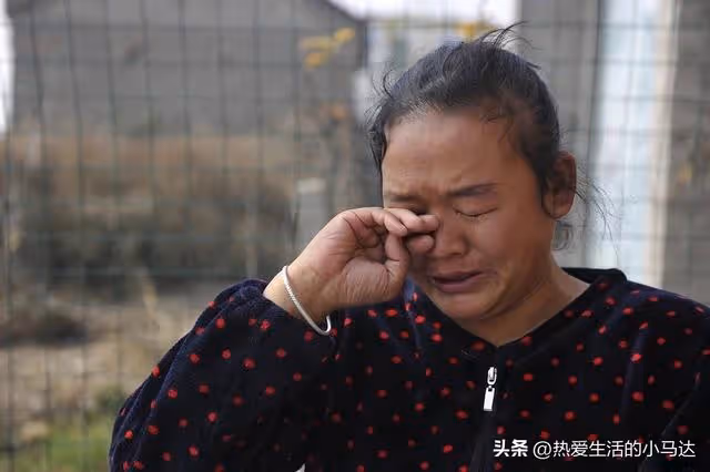 幫兒子帶娃4年,當兒媳給了我8萬辛苦費後,我從此沒了親人和兒子