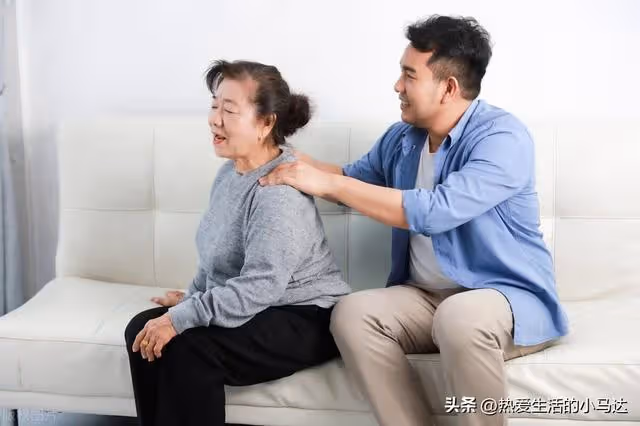 幫兒子帶娃4年,當兒媳給了我8萬辛苦費後,我從此沒了親人和兒子