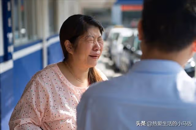 幫兒子帶娃4年,當兒媳給了我8萬辛苦費後,我從此沒了親人和兒子