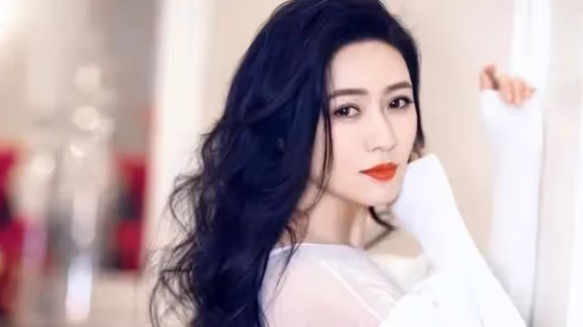 徐明病逝8年後，明星妻子田海蓉的痴愛令人淚目，女兒身材高挑