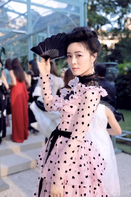 徐明病逝8年後,明星妻子田海蓉的痴愛令人淚目,女兒身材高挑