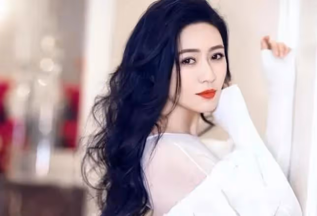 徐明病逝8年後,明星妻子田海蓉的痴愛令人淚目,女兒身材高挑