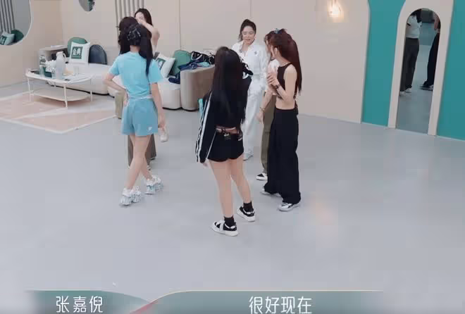 吳倩女兒顏值不隨張雨劍,小細節看孩子被教的很好,芝芙直呼可愛