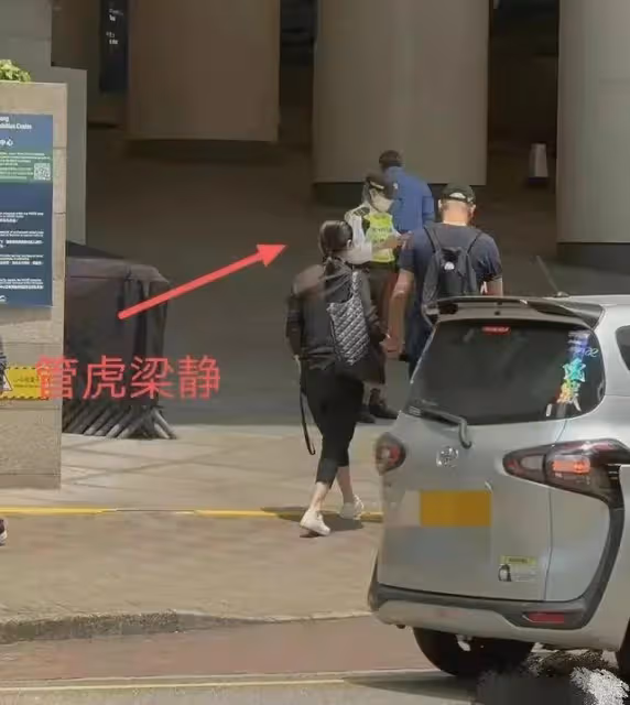 丁昱彤冒雨為管虎劇組傷員捐款祈福,自曝要赴香港同梁靜當面對峙