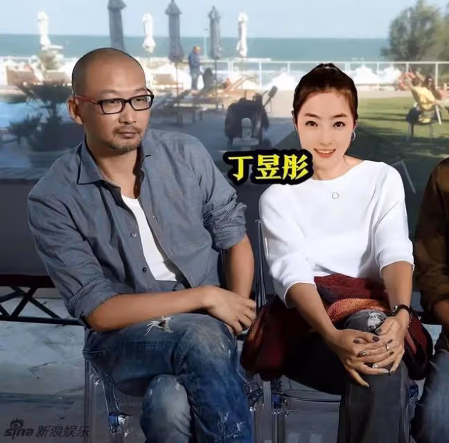 丁昱彤冒雨為管虎劇組傷員捐款祈福,自曝要赴香港同梁靜當面對峙