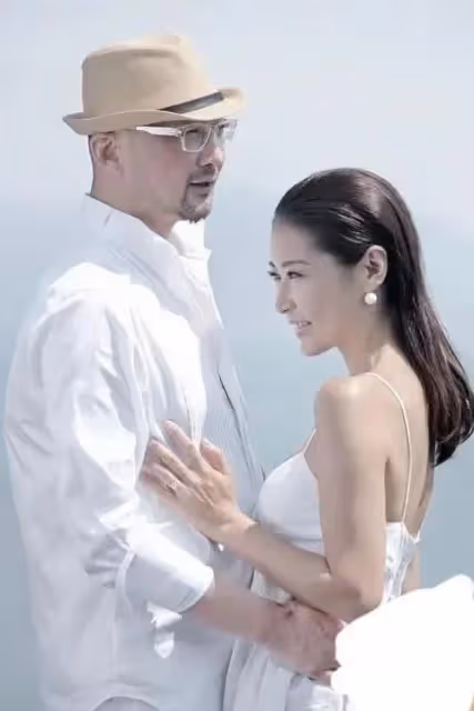 丁昱彤冒雨為管虎劇組傷員捐款祈福,自曝要赴香港同梁靜當面對峙