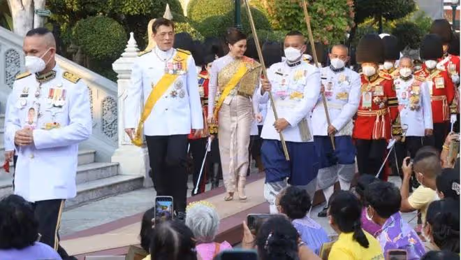 泰王為蘇提達慶祝45歲生日,合體去寺廟祈福,不見情人詩妮娜身影