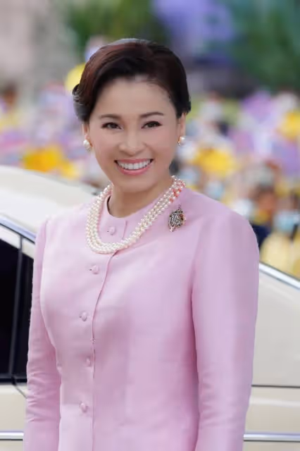 泰王為蘇提達慶祝45歲生日,合體去寺廟祈福,不見情人詩妮娜身影