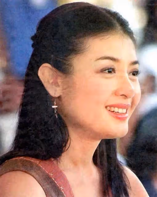 泰王為蘇提達慶祝45歲生日,合體去寺廟祈福,不見情人詩妮娜身影
