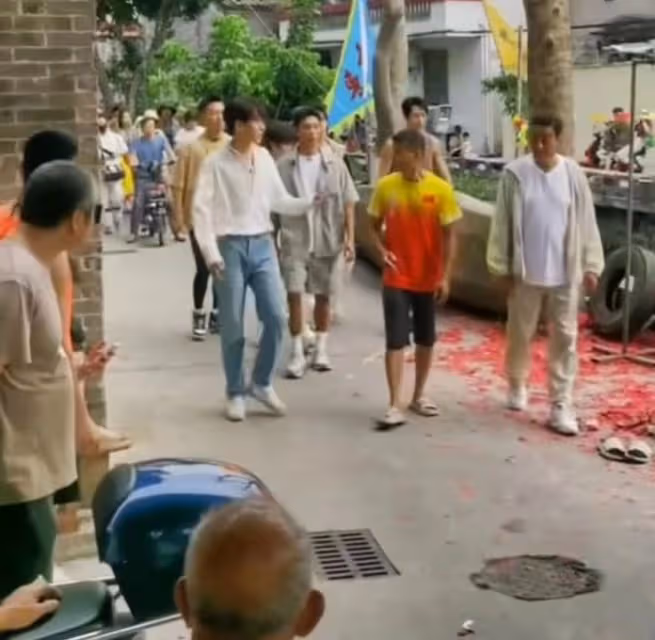 梁家輝到農村賽龍舟！被村民熱烈歡迎人氣高，同行小鮮肉無人識