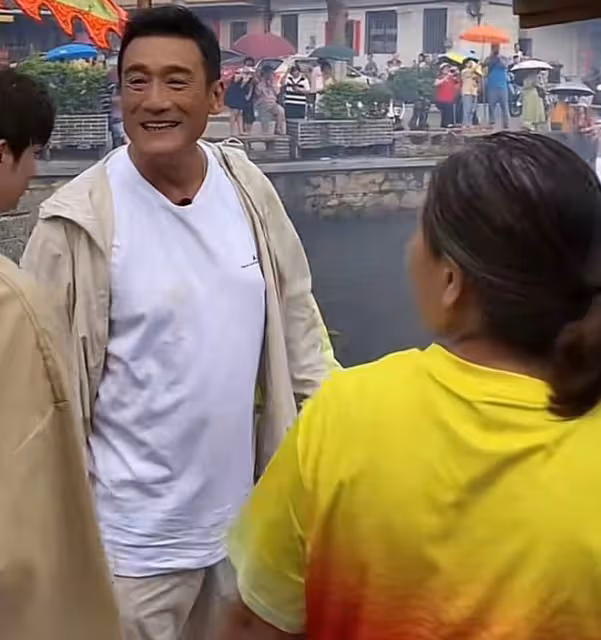 梁家輝到農村賽龍舟！被村民熱烈歡迎人氣高，同行小鮮肉無人識