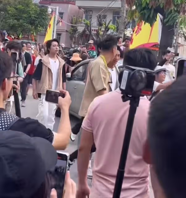 梁家輝到農村賽龍舟！被村民熱烈歡迎人氣高，同行小鮮肉無人識