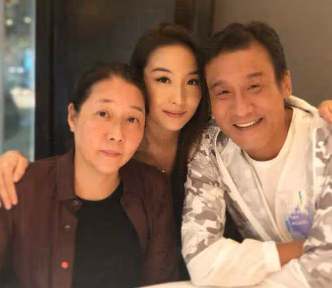 梁家輝到農村賽龍舟！被村民熱烈歡迎人氣高，同行小鮮肉無人識