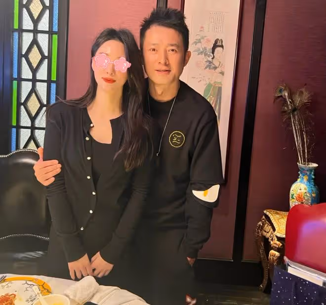 任泉投資翻車後首露面！50歲身材發福變化大，已息影7年成富豪