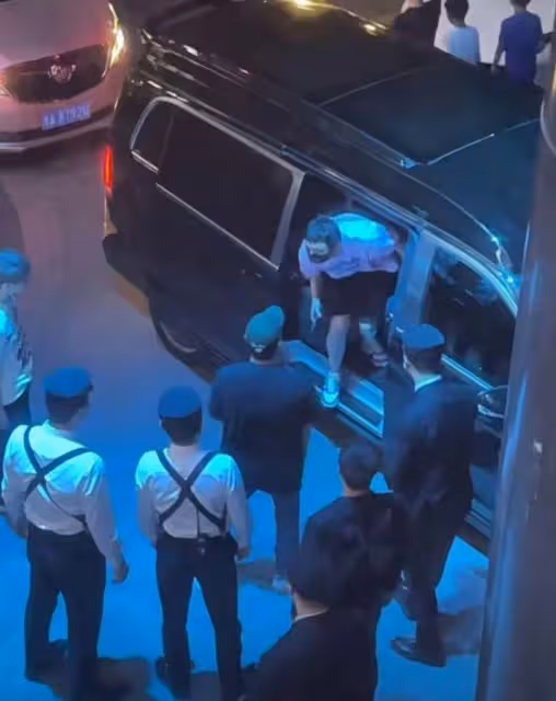 王思聰現身酒吧陣仗大,六名保鏢出來迎接,戴千萬名表好高調