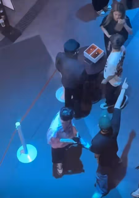 王思聰現身酒吧陣仗大,六名保鏢出來迎接,戴千萬名表好高調