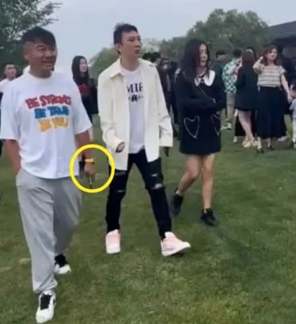 王思聰現身酒吧陣仗大,六名保鏢出來迎接,戴千萬名表好高調