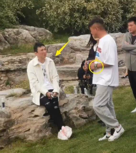 王思聰現身酒吧陣仗大,六名保鏢出來迎接,戴千萬名表好高調