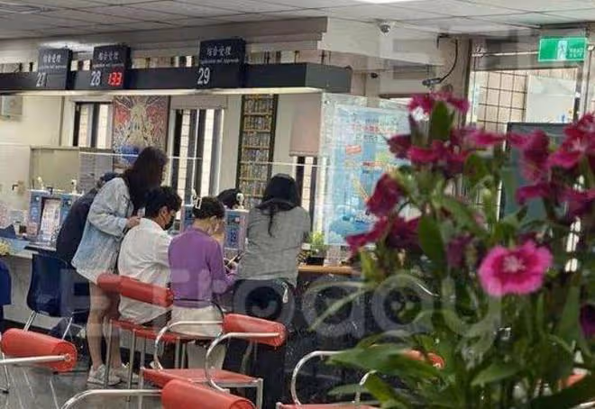 陳喬恩Alan機場撒狗糧,主動上前擁抱老公,被網友吐槽戀愛腦