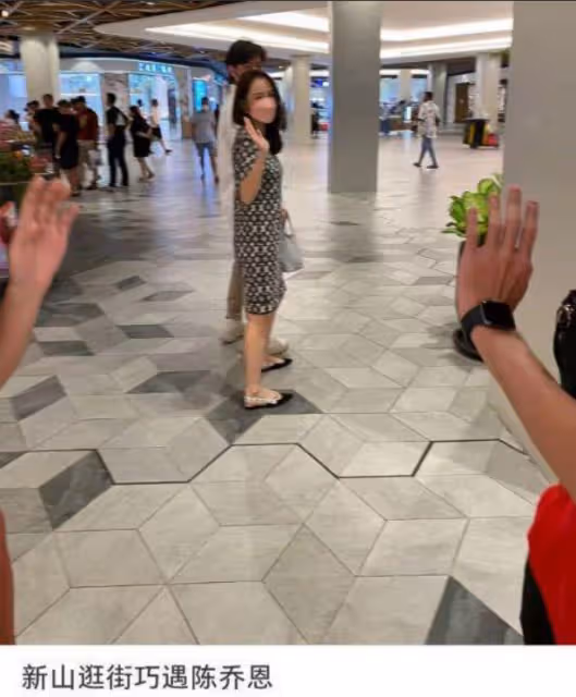 陳喬恩Alan機場撒狗糧,主動上前擁抱老公,被網友吐槽戀愛腦