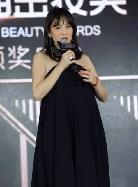 陳喬恩Alan機場撒狗糧,主動上前擁抱老公,被網友吐槽戀愛腦
