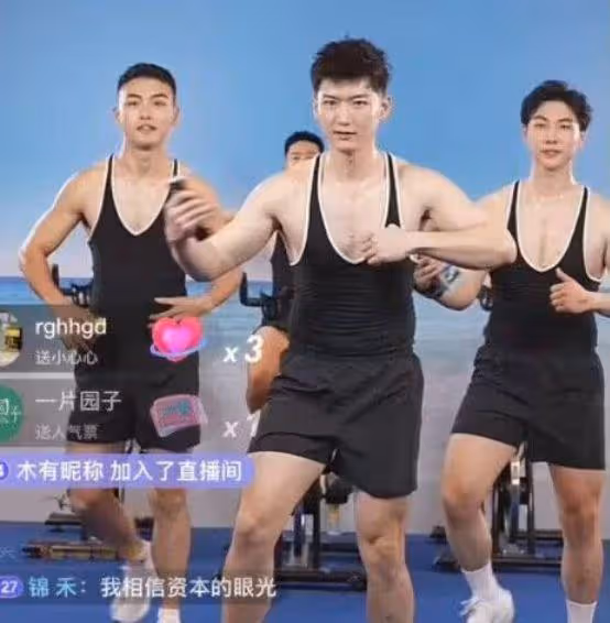 椰樹男模歡歡走紅,自稱中泰混血,說話太娘被質疑不是直男