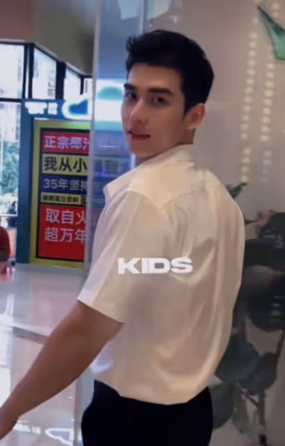椰樹男模歡歡走紅,自稱中泰混血,說話太娘被質疑不是直男