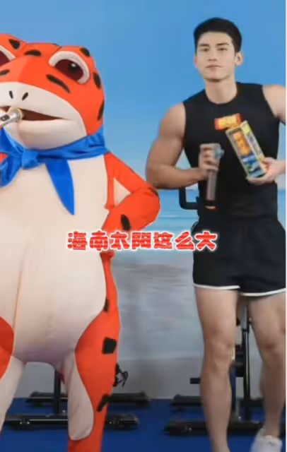 椰樹男模歡歡走紅,自稱中泰混血,說話太娘被質疑不是直男