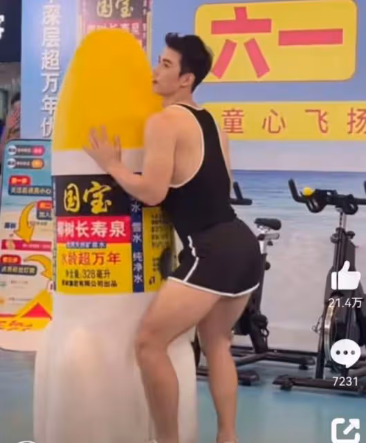 椰樹男模歡歡走紅,自稱中泰混血,說話太娘被質疑不是直男