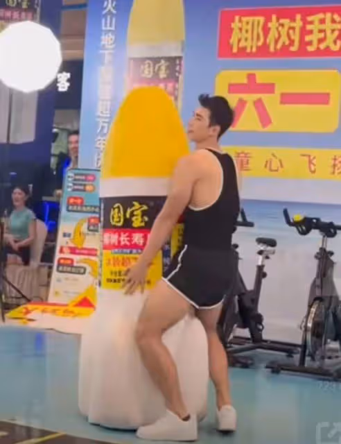 椰樹男模歡歡走紅,自稱中泰混血,說話太娘被質疑不是直男