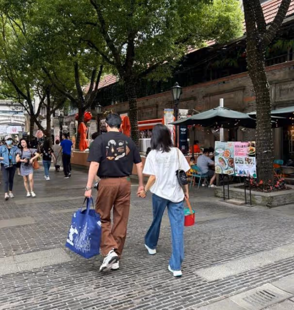 陸毅鮑蕾逛街被偶遇,牽手同行感情穩定,陸毅背影年輕獲誇讚